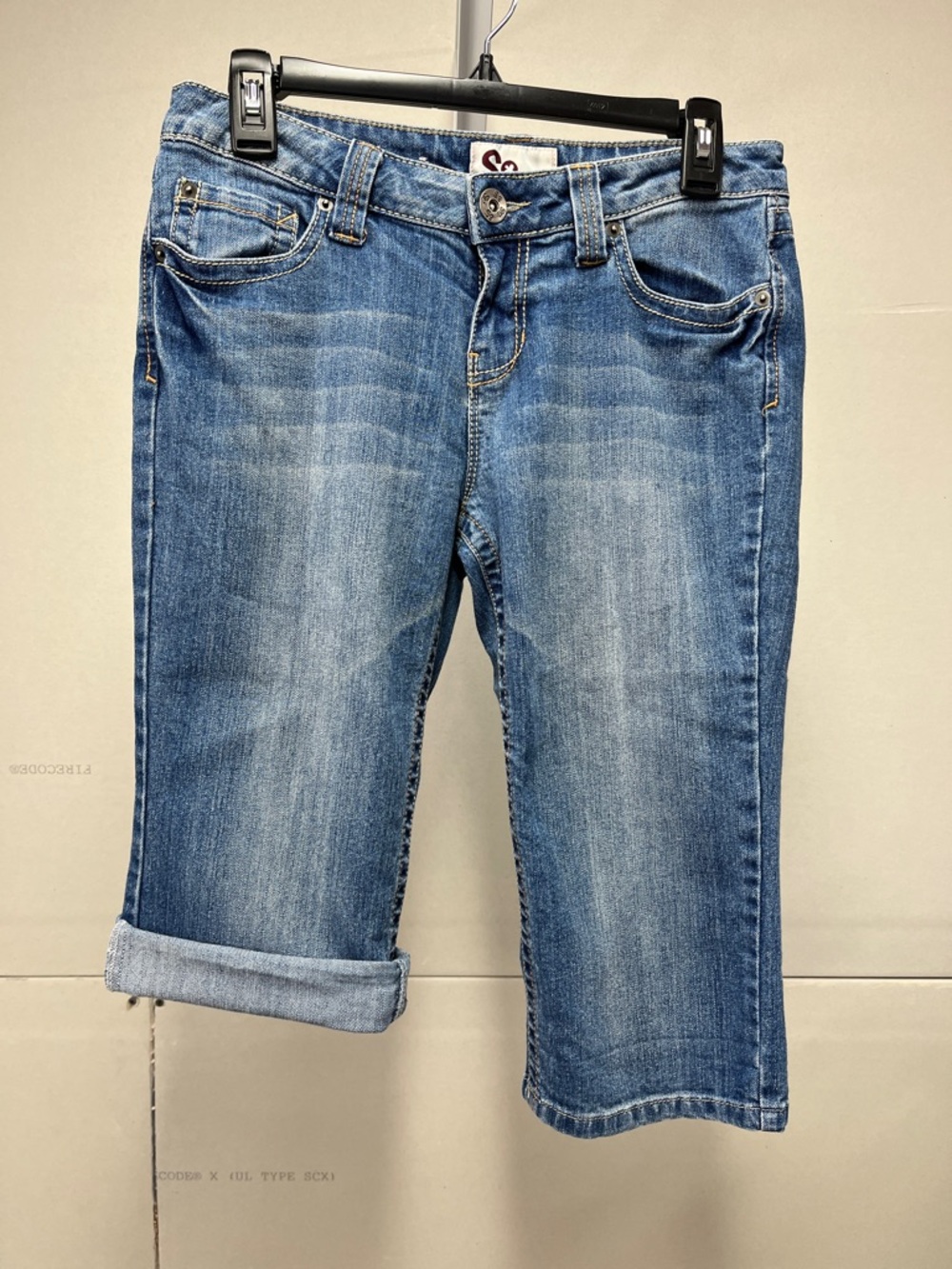 SO Women's Light Blue Cropped Denim Capri Jeans 9